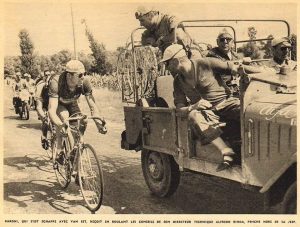 Tour-de-Frane-1952-Baroni-si-consulta-Con-il-D-S-Alfredo-Binda-