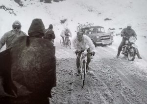Giro 1962 Taccone contro la bufera sul passo Rolle
