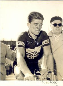 Giro d'Italia 1955 Guido boni a fine tappa