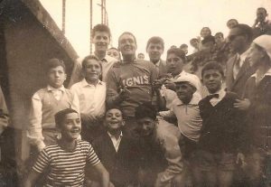 1959-Pierino-baffi-con-iragazzi-dellOratorio-di-San-Benedetto
