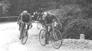 Cino-Cinelli-davanti-a-Fausto-Coppi-sul-magreglio-al-Lombardia-del-1940-