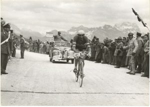 Giro 1954 volpi in fuga sul passo di Falzarego